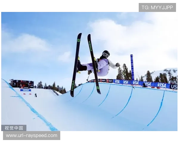 滑雪世界杯中国选手张可欣获得铜牌