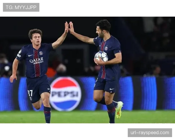 迪亚斯助攻梅开二度后与杰克逊相拥庆祝拜仁夺冠时刻